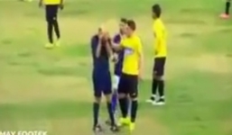 Video: Trọng tài khóc như đứa trẻ vì bị CĐV sỉ nhục mẹ