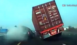 Video: Xe container đổ đè bẹp 2 ôtô