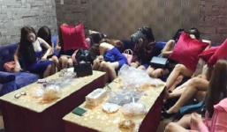 Đột kích nhà hàng, phát hiện nữ tiếp viên ăn mặc gợi cảm phục vụ khách