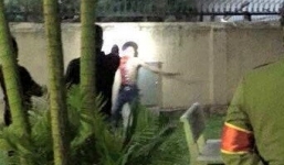 Hà Nội: Thanh niên nghi ngáo đá chạy vào quán cà phê tự cứa cổ