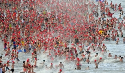 10.000 người tràn xuống biển thi bơi chào năm mới