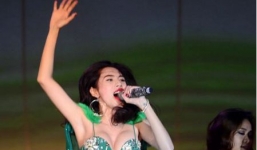 Sao Việt xấu tuần qua: Thủy Tiên chọn trang phục có phần phản cảm trên sân khấu