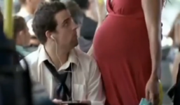 Hậu quả của việc không nhường ghế cho bà bầu trên xe buýt