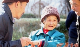 Chuyện tình cụ bà 98 tuổi và 'phi công trẻ' kém 35 tuổi