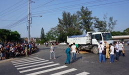 Xe ben đâm xe máy, mẹ chồng chết thảm, con dâu và cháu nội bị thương