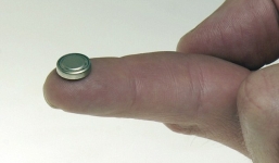 Bé gái 2 tuổi tử vong do nuốt nhầm pin cúc áo