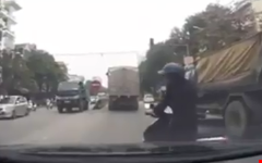 Video: Cô gái suýt gây tai nạn vì vượt qua đầu xe hơi