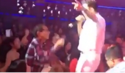 Đàm Vĩnh Hưng sững sờ trước hành động của 'fan cuồng' U80