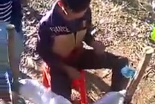 Cậu bé Tây Nguyên đánh trống tự chế cực hay gây sốt