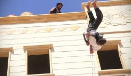 IS ném bé trai 15 tuổi từ mái nhà xuống vì quan hệ đồng tính