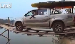 Thót tim với cảnh ôtô bò qua cầu ván siêu mỏng