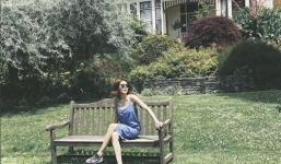 Tăng Thanh Hà đi giày thể thao xinh xắn cùng chồng du hí