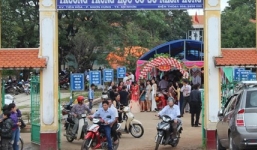 Nhiều giáo viên tổ chức tiệc cưới cho con tại sân trường gây phản cảm