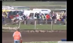 Video: Cận cảnh mô tô không người lái tấn công khán giả