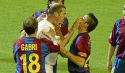 Video: Zidane từng suýt cào mặt Luis Enrique trên sân 