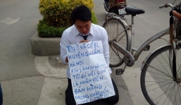 Quỳ gối trước cổng Đài truyền hình quốc gia xin việc