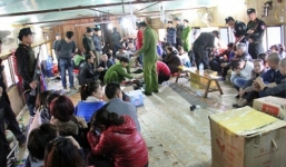 Bắt quả tang 62 đối tượng đánh bạc ở nhà nổi trên sông Hồng