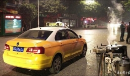 Ông chồng bao trọn taxi trong thành phố để viết lời xin lỗi vợ