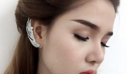 Kỳ Hân phản ứng sốc sau khi thấy ảnh Mạc Hồng Quân 'khóa môi' bà Tưng