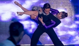 Phan Hiển âu yếm Khánh Thi trên sàn nhảy 