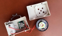 Phát hiện thiết bị lạ có nhãn 'made in China' giấu trong mũ trẻ em