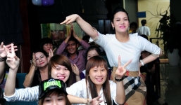 Nhật Kim Anh 'quậy' tưng bừng trong buổi họp fan Sài Gòn