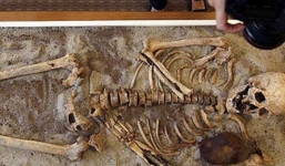 Thực hư cái chết của những 'ma cà rồng' được phát hiện ở Ba Lan