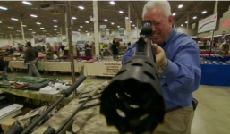 Tận mắt xem triển lãm bán súng tại Mỹ