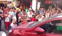 Chồng và nhân tình cố thủ trên xe, vợ đập kính đánh ghen kinh hoàng 