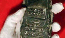 Cục đất 800 tuổi giống điện thoại gây tranh cãi