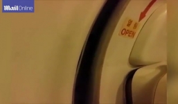 Hành khách hốt hoảng vì cánh máy bay mở khi đang trên không