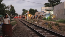 Cố băng qua đường sắt, người đàn ông bị tàu kéo lê 30 mét