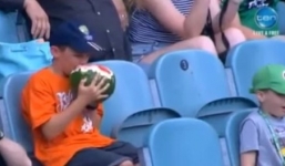 Video: Cậu bé gây sốt khắp Australia vì cách ăn dưa hấu độc đáo