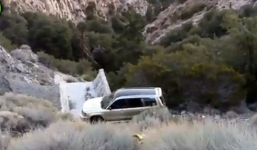 Ôtô rơi xuống vực vì tài xế mải quay phim