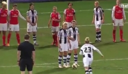 Video: Những cú 'nã đại bác' khiến đối thủ bất tỉnh trong bóng đá nữ