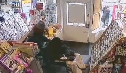 Hai cha con bị hạ gục khi giả gái đi cướp bưu điện