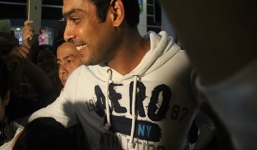 Đón chồng 'Cô dâu 8 tuổi', hàng chục người bị móc điện thoại