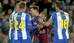 Video: Bị chơi xấu, Messi suýt ẩu đả với thủ môn Espanyol