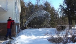 Ngược đời khi nước nóng đóng băng nhanh hơn nước lạnh