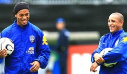 Video: Roberto Carlos và Ronaldinho thi nhau tâng bóng bằng chân trần