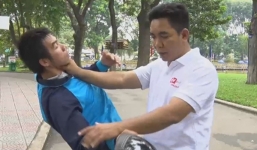 Video hướng dẫn thoát khỏi nguy hiểm khi bị tấn công bằng mũ bảo hiểm