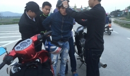 Video: Truy đuổi ngoạn mục, bắt nóng 2 kẻ 'nhảy' xe máy