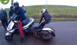 Mải bốc đầu lao vào xe khác