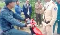 Nam thanh niên cãi lý với cảnh sát đòi lao vào đường cấm