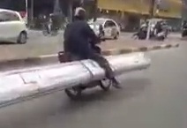 Rợn tóc gáy với cảnh chở vật liệu nguy hiểm tham gia giao thông