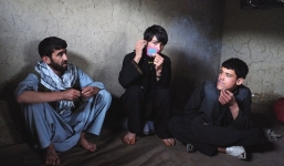 Cuộc đời bị ruồng bỏ của những cậu bé mặc váy mua vui ở Afghanistan