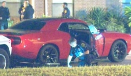 Đi lái thử xe rồi nhốt nhân viên bán hàng vào cốp sau