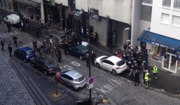 Video: Kẻ mang dao bị bắn chết tại đồn cảnh sát Pháp