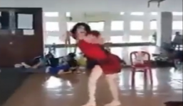 Chết cười với chàng trai giả gái, múa 'Em đi trên cỏ non'