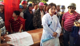 Tin mới vụ nữ đại gia mang quan tài đến ngân hàng